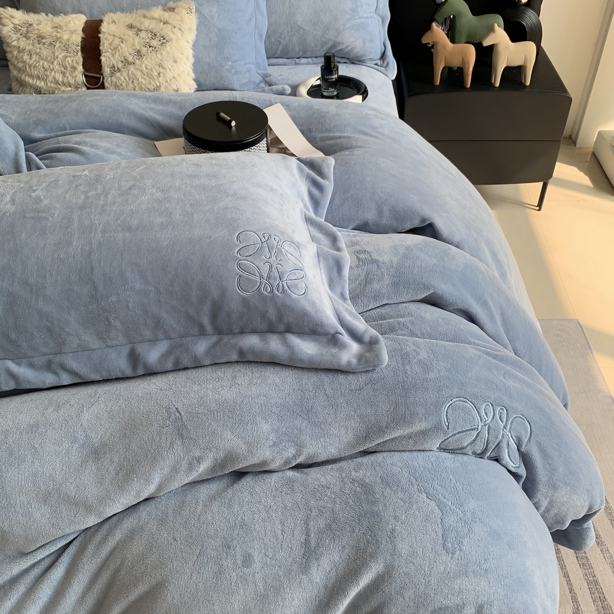 91家纺网 家纺一手货源 找家纺 莱豫家纺 2025秋冬新品加厚牛奶绒刺绣款四件套宽边工艺全消光牛奶绒 罗意威普鲁士蓝