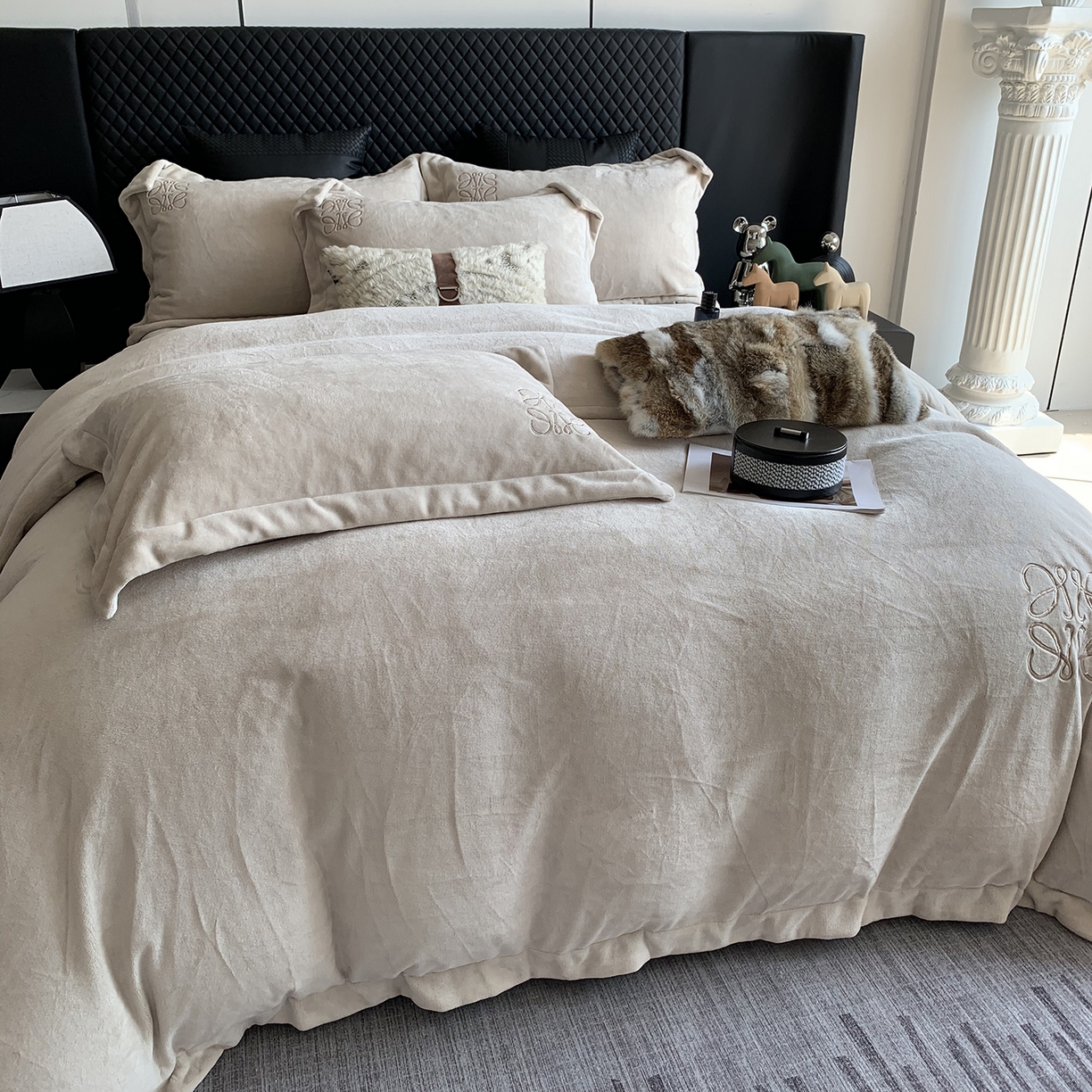 91家纺网 家纺一手货源 找家纺 莱豫家纺 2025秋冬新品加厚牛奶绒刺绣款四件套宽边工艺全消光牛奶绒 罗意威蛋奶咖