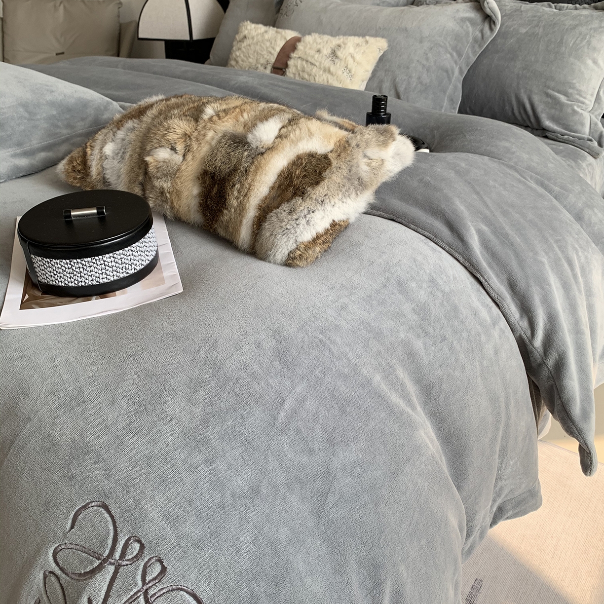 91家纺网 家纺一手货源 找家纺 莱豫家纺 2025秋冬新品加厚牛奶绒刺绣款四件套宽边工艺全消光牛奶绒 罗意威玛瑙灰