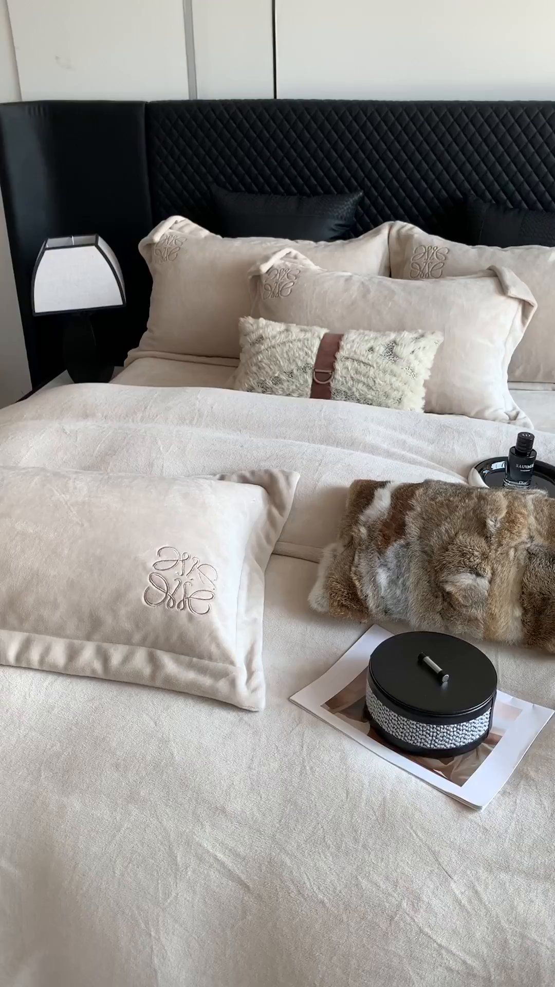 91家纺网 家纺一手货源 找家纺 莱豫家纺 2025秋冬新品加厚牛奶绒刺绣款四件套宽边工艺全消光牛奶绒 罗意威蛋奶咖