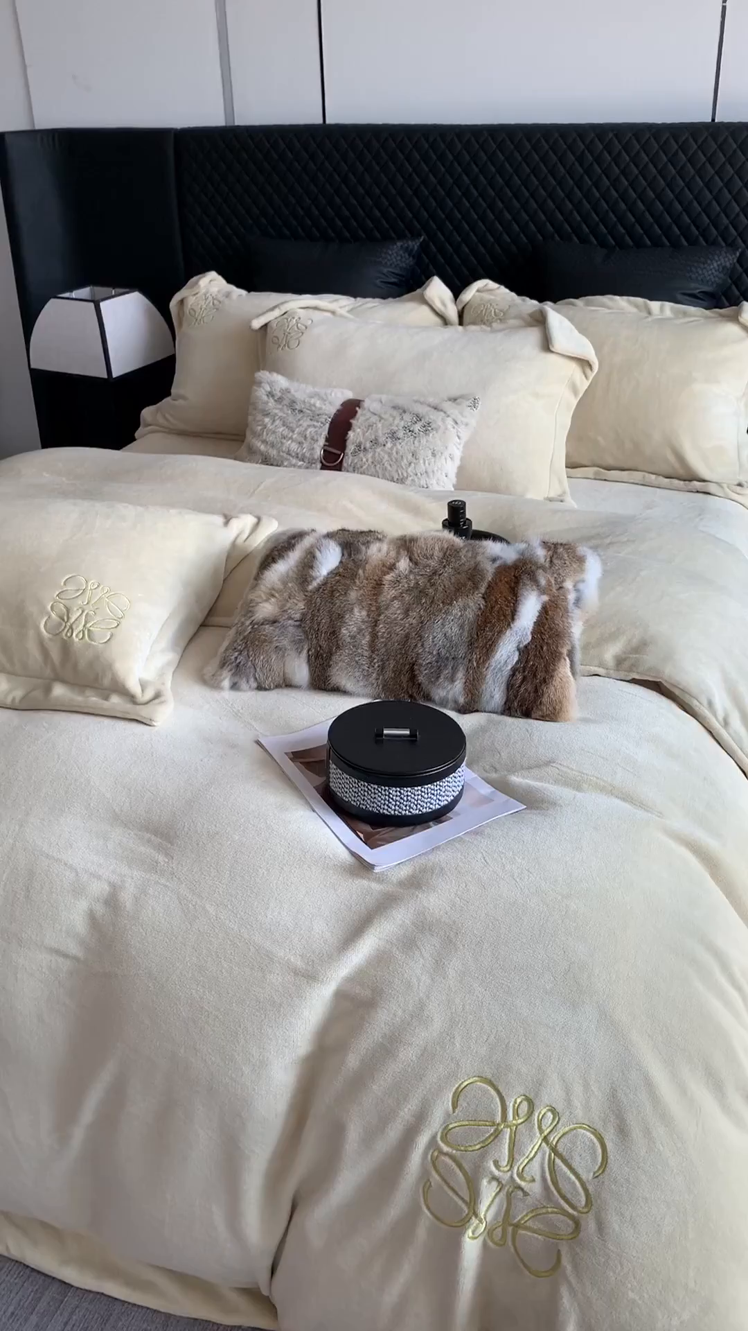 91家纺网 家纺一手货源 找家纺 莱豫家纺 2025秋冬新品加厚牛奶绒刺绣款四件套宽边工艺全消光牛奶绒 罗意威清新雪梨