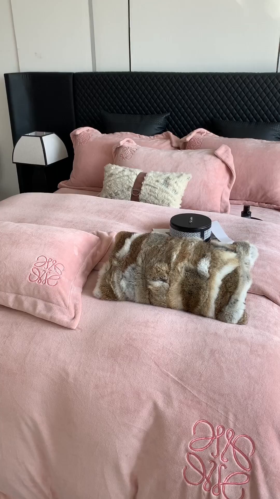 91家纺网 家纺一手货源 找家纺 莱豫家纺 2025秋冬新品加厚牛奶绒刺绣款四件套宽边工艺全消光牛奶绒 罗意威薄雾玫瑰