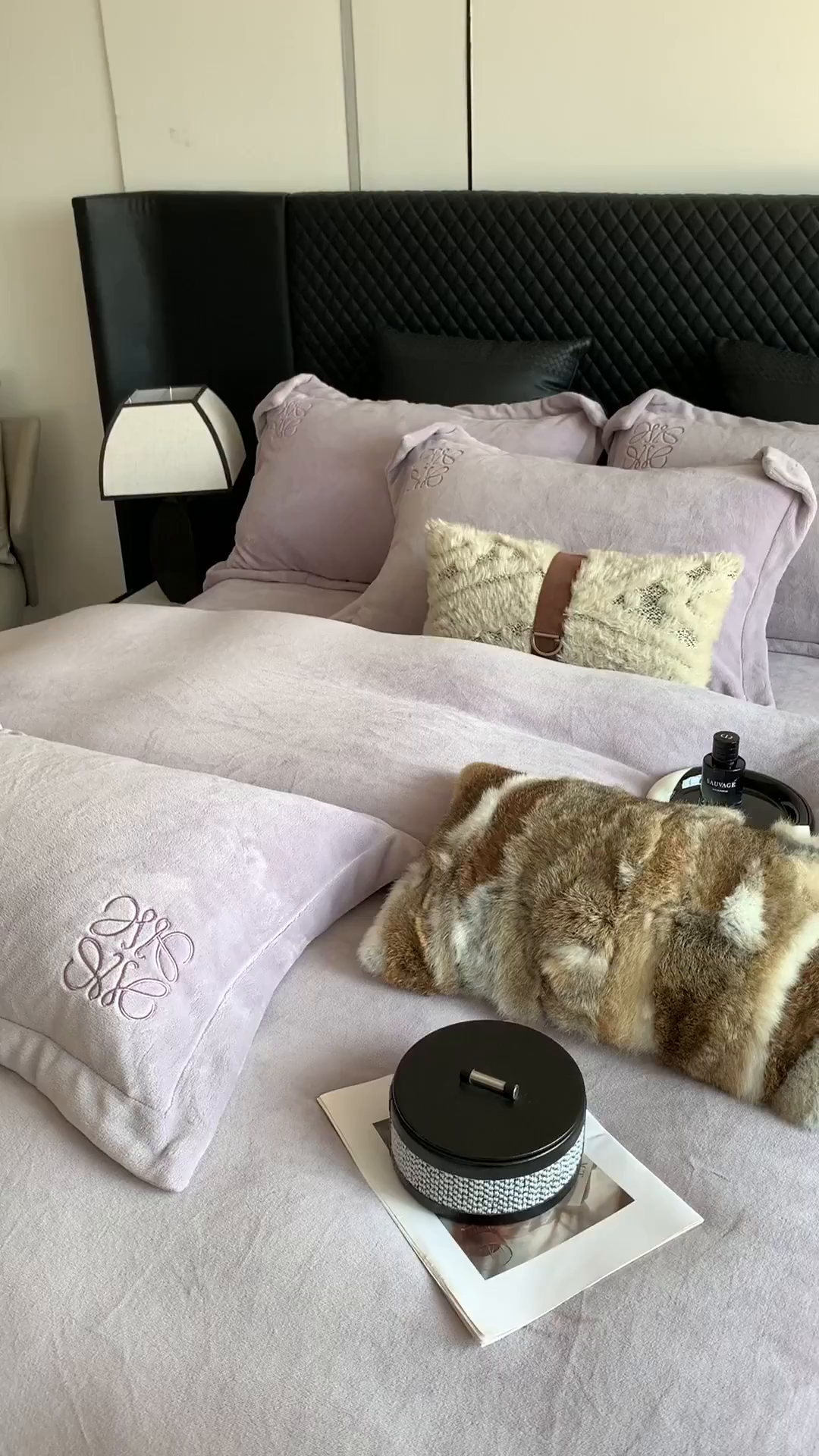 91家纺网 家纺一手货源 找家纺 莱豫家纺 2025秋冬新品加厚牛奶绒刺绣款四件套宽边工艺全消光牛奶绒 罗意威梦幻紫