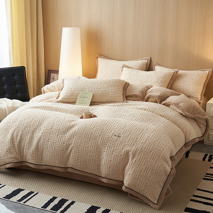 91家纺网 家纺一手货源 找家纺 晨曦家纺 2025新款230克加厚保暖塔芙绒牛奶绒提花单被套-简爱 简爱-奶咖