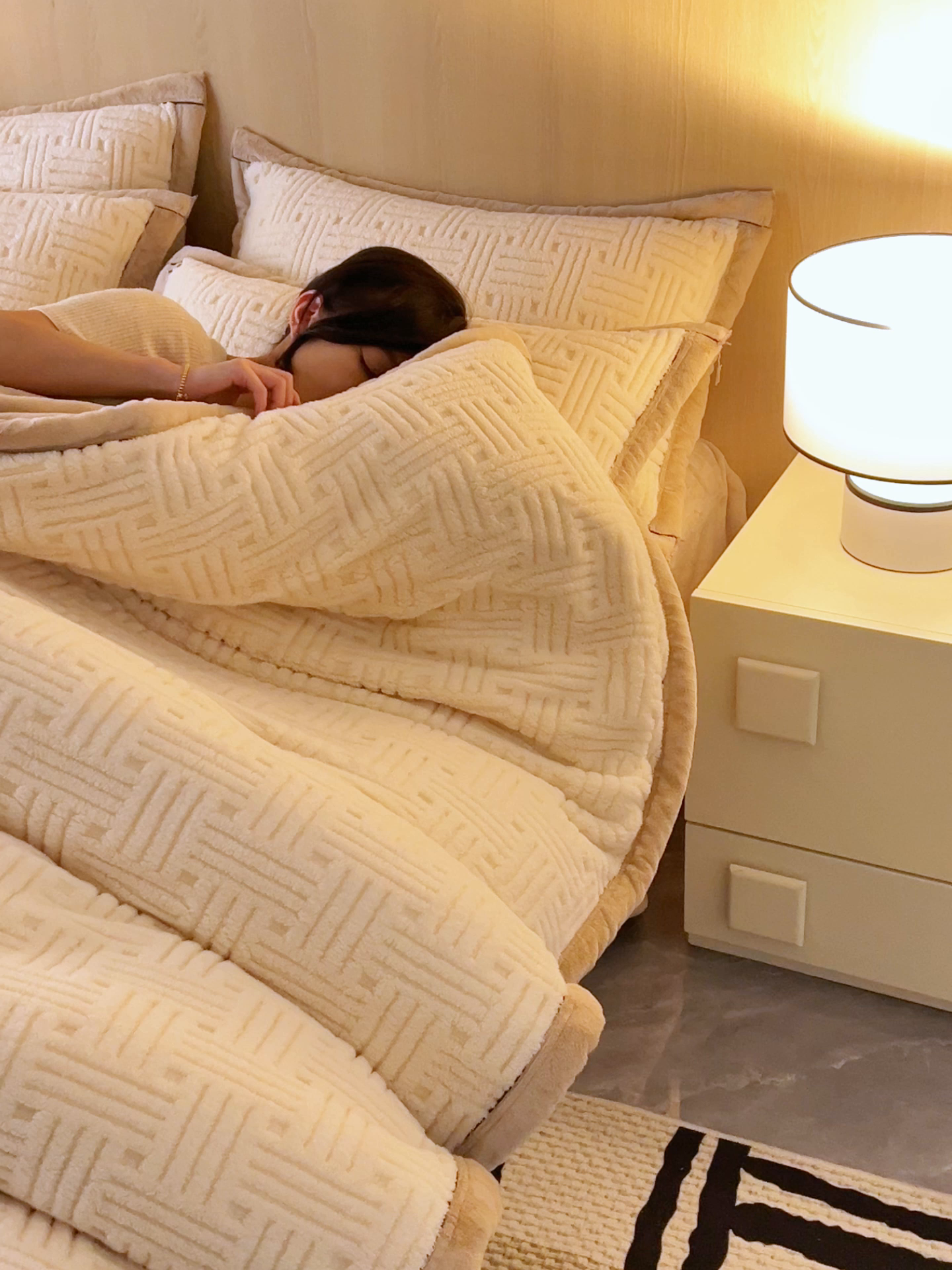 91家纺网 家纺一手货源 找家纺 晨曦家纺 2025新款230克加厚保暖塔芙绒牛奶绒提花单被套-简爱 简爱-奶咖