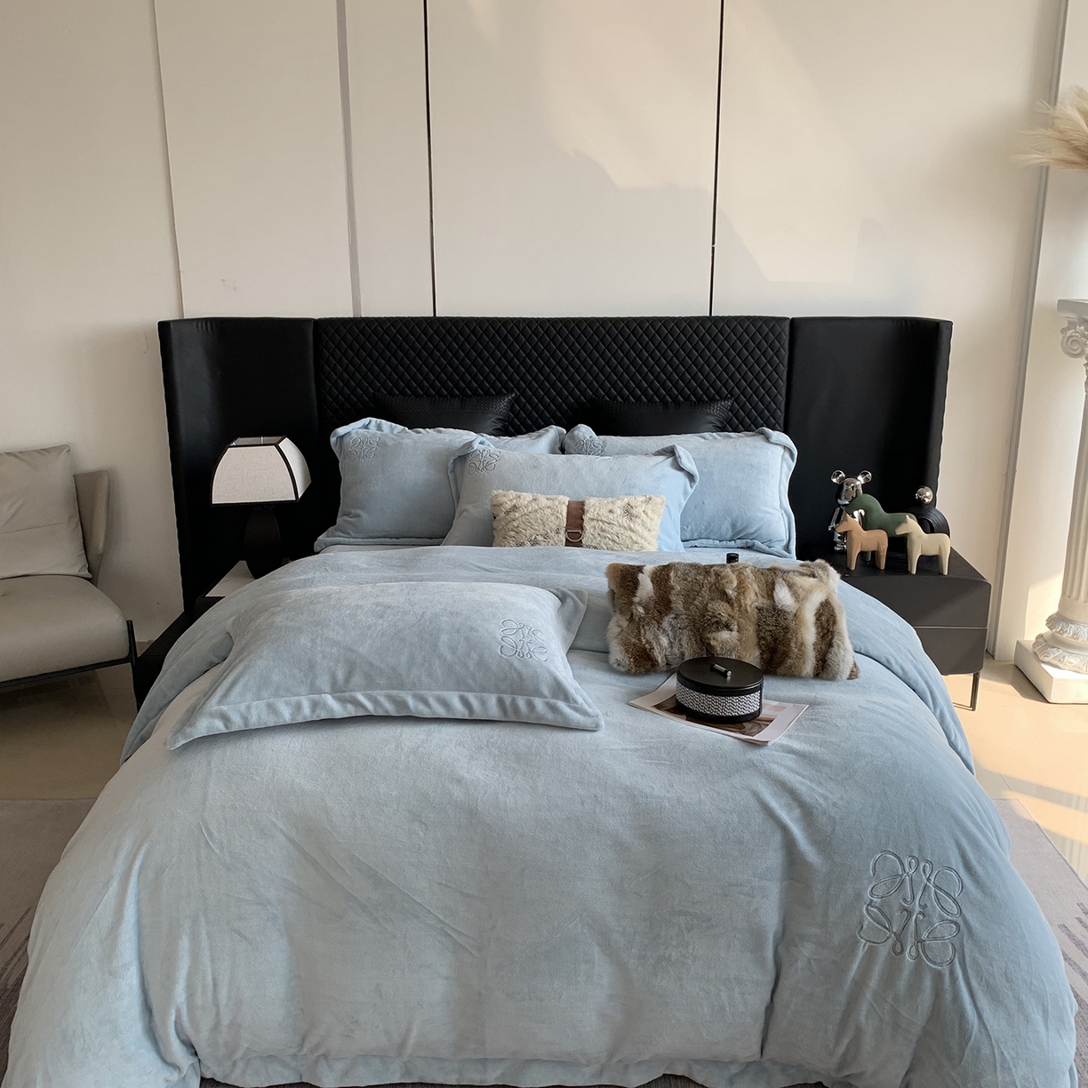 莱豫家纺 2025秋冬新品加厚牛奶绒刺绣款四件套宽边工艺全消光牛奶绒 罗意威秋波蓝