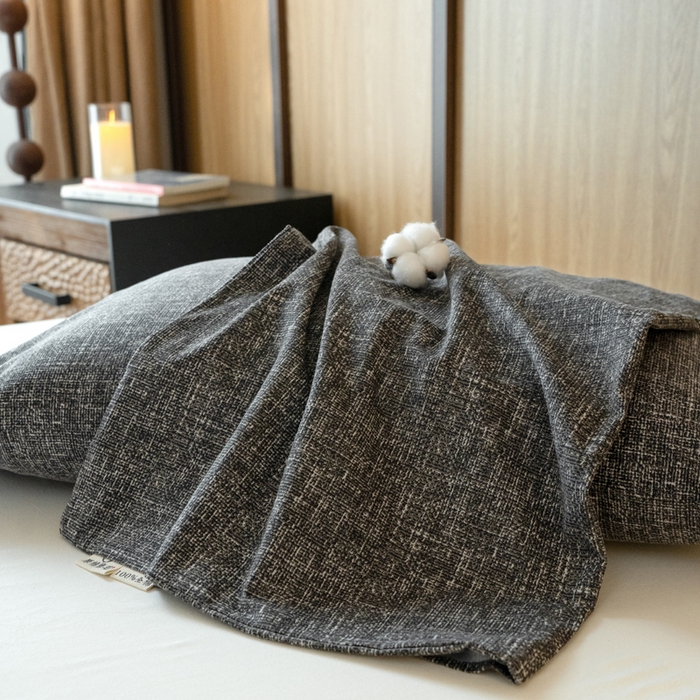 91家纺网 家纺一手货源 找家纺 春皖家纺 2025新款全棉原棉磨毛色织水洗单枕套回暖系列-风格二 浅陌灰