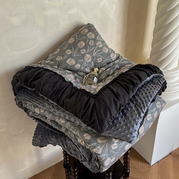 91家纺网 家纺一手货源 找家纺 （总）Mata蔓塔家 2025新款侘寂风泡芙花边豆豆被被子被芯冬被春秋被牛奶绒豆豆被