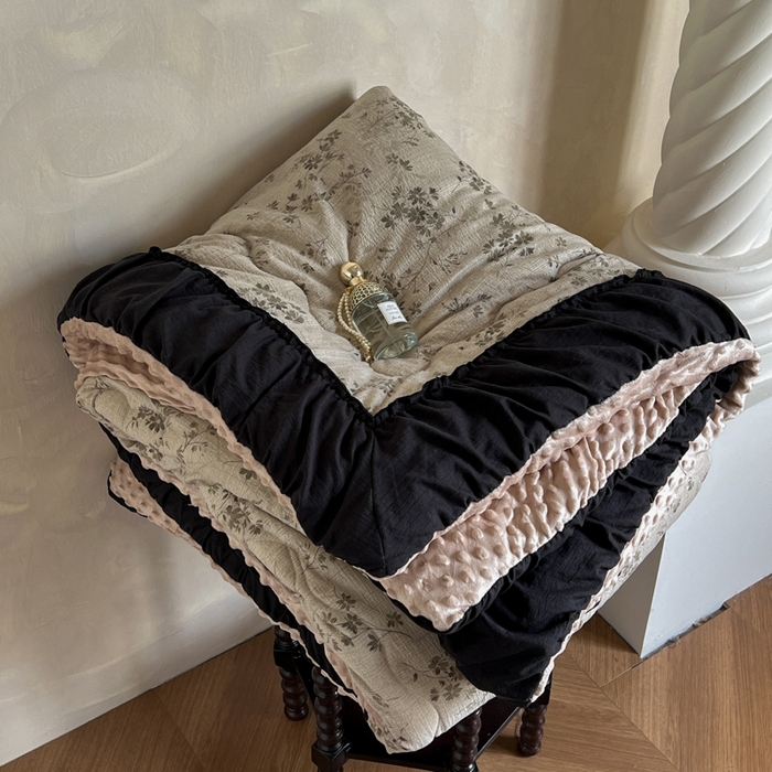91家纺网 家纺一手货源 找家纺 Mata蔓塔家 2025新款侘寂风泡芙花边豆豆被被子被芯冬被春秋被牛奶绒豆豆被 秋风萧瑟