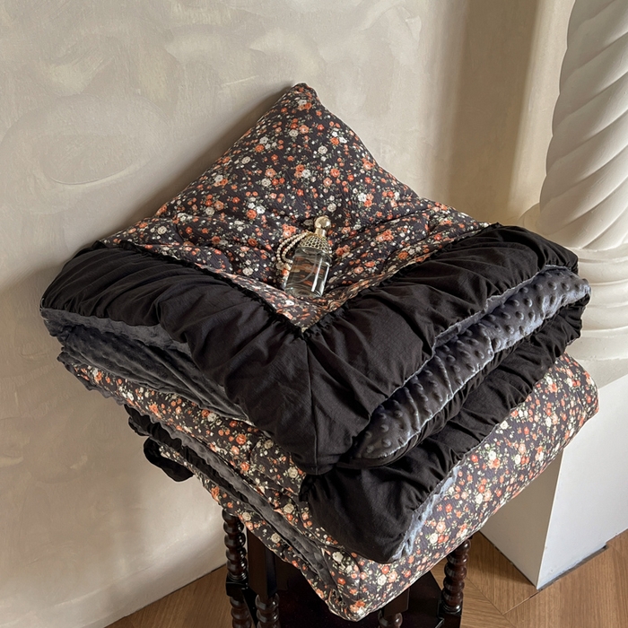 91家纺网 家纺一手货源 找家纺 （总）Mata蔓塔家 2025新款侘寂风泡芙花边豆豆被被子被芯冬被春秋被牛奶绒豆豆被