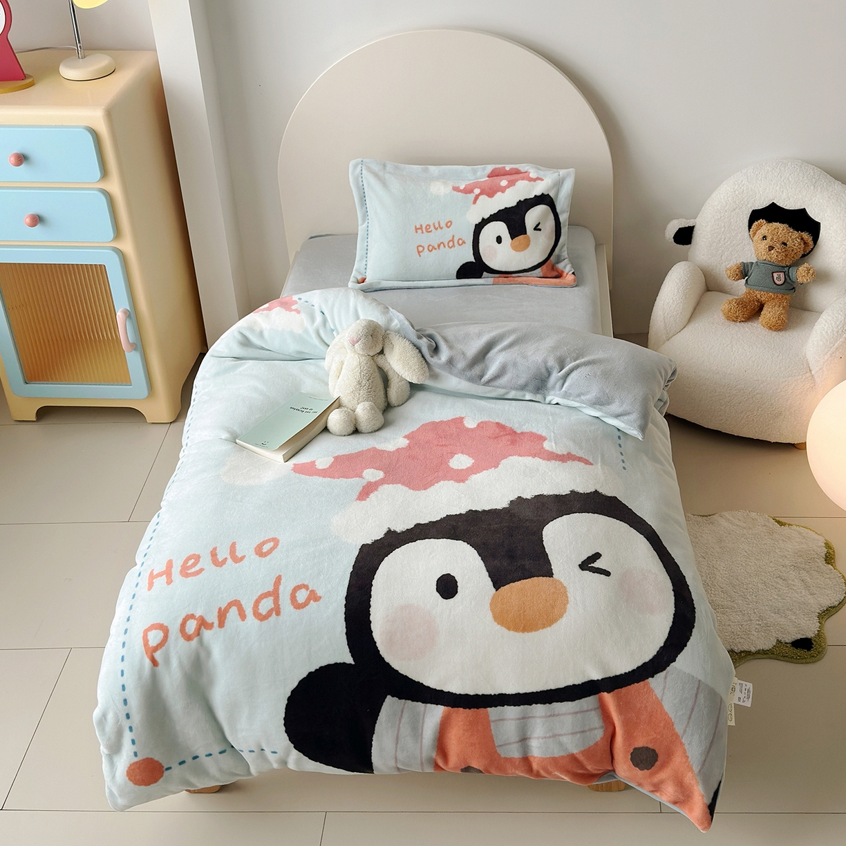 91家纺网 家纺一手货源 找家纺 荷马之梦 2025新款A类牛奶绒数码印花原创卡通大版儿童幼儿园被套三件套-萌宠系列 企鹅达达