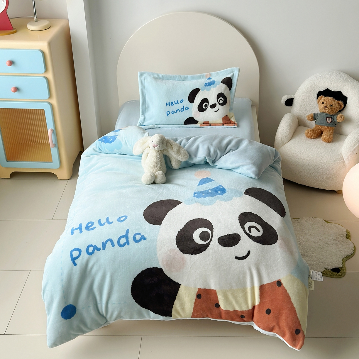 91家纺网 家纺一手货源 找家纺 荷马之梦 2025新款A类牛奶绒数码印花原创卡通大版儿童幼儿园被套三件套-萌宠系列 熊猫多多
