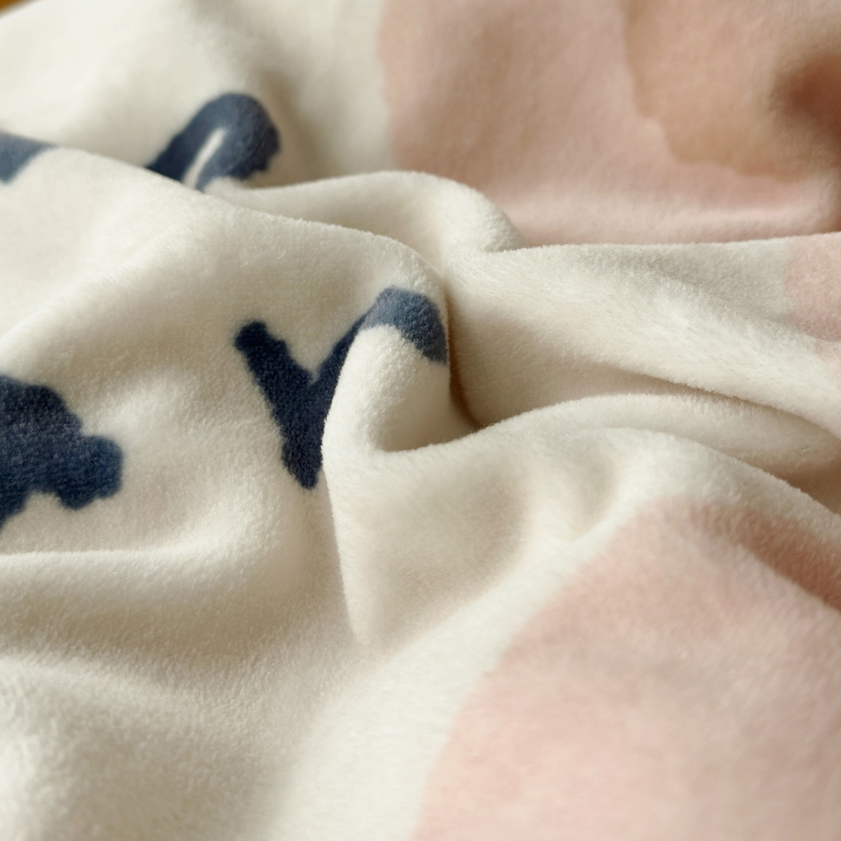 91家纺网 家纺一手货源 找家纺 荷马之梦 2025新款A类牛奶绒数码印花原创卡通大版儿童幼儿园被套三件套-萌宠系列 小熊卢卡