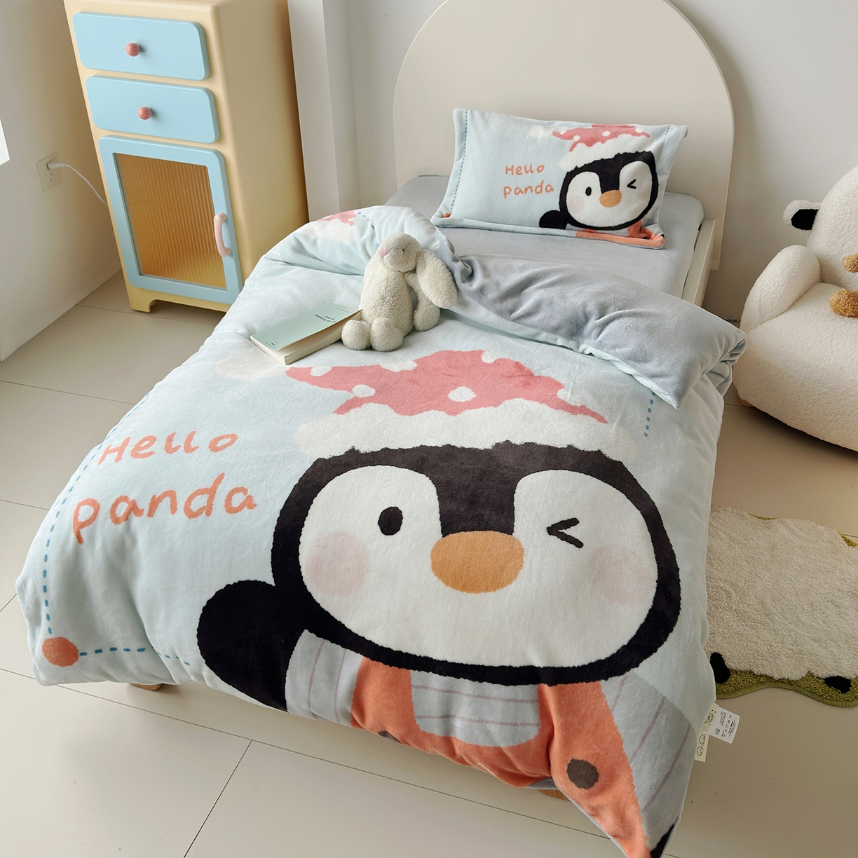 91家纺网 家纺一手货源 找家纺 荷马之梦 2025新款A类牛奶绒数码印花原创卡通大版儿童幼儿园被套三件套-萌宠系列 企鹅达达