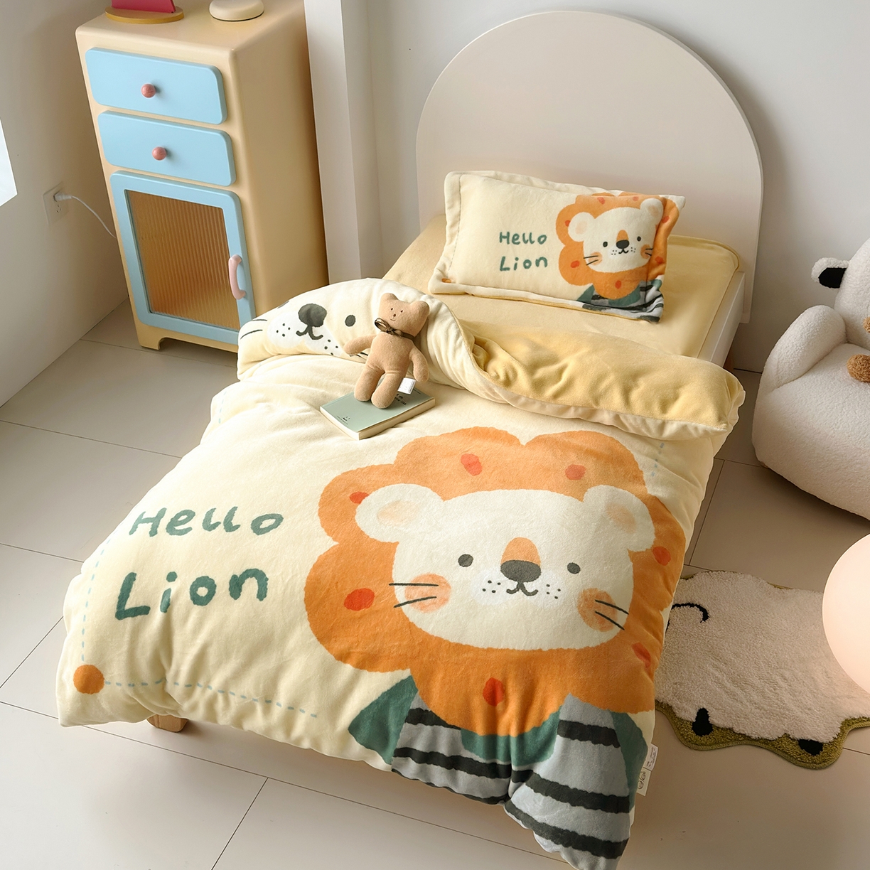 91家纺网 家纺一手货源 找家纺 荷马之梦 2025新款A类牛奶绒数码印花原创卡通大版儿童幼儿园被套三件套-萌宠系列 小狮子王