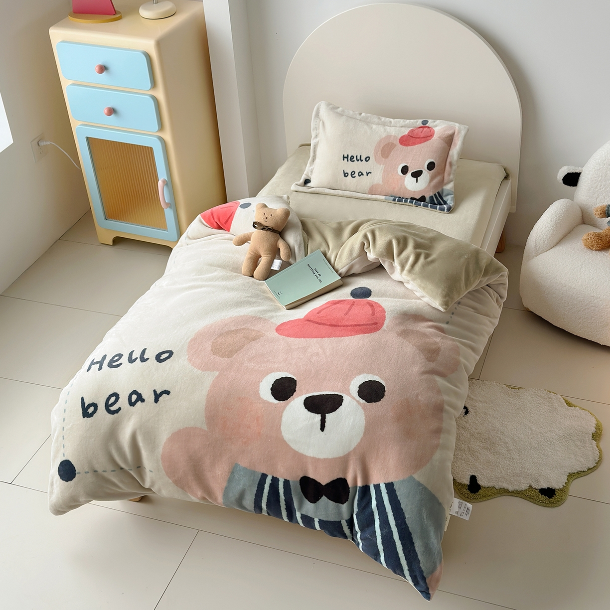 91家纺网 家纺一手货源 找家纺 荷马之梦 2025新款A类牛奶绒数码印花原创卡通大版儿童幼儿园被套三件套-萌宠系列 小熊卢卡