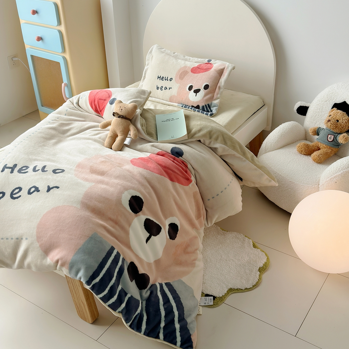 91家纺网 家纺一手货源 找家纺 荷马之梦 2025新款A类牛奶绒数码印花原创卡通大版儿童幼儿园被套三件套-萌宠系列 小熊卢卡