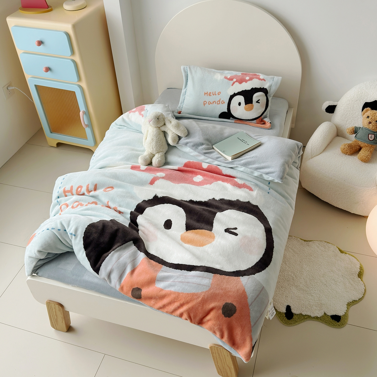 91家纺网 家纺一手货源 找家纺 荷马之梦 2025新款A类牛奶绒数码印花原创卡通大版儿童幼儿园被套三件套-萌宠系列 企鹅达达