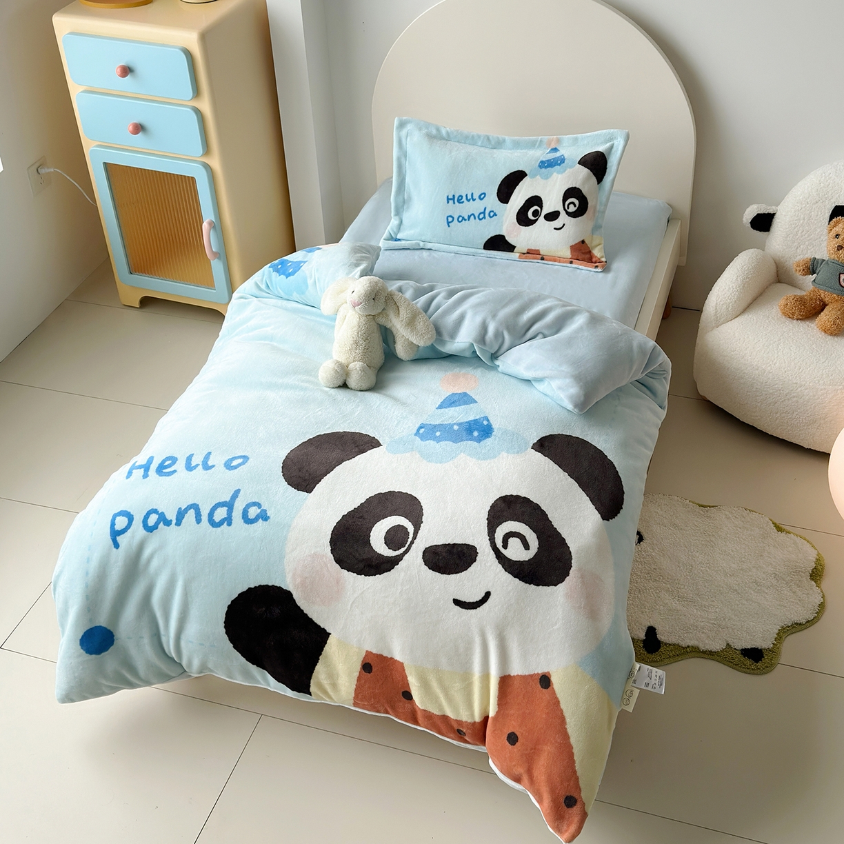 91家纺网 家纺一手货源 找家纺 荷马之梦 2025新款A类牛奶绒数码印花原创卡通大版儿童幼儿园被套三件套-萌宠系列 熊猫多多