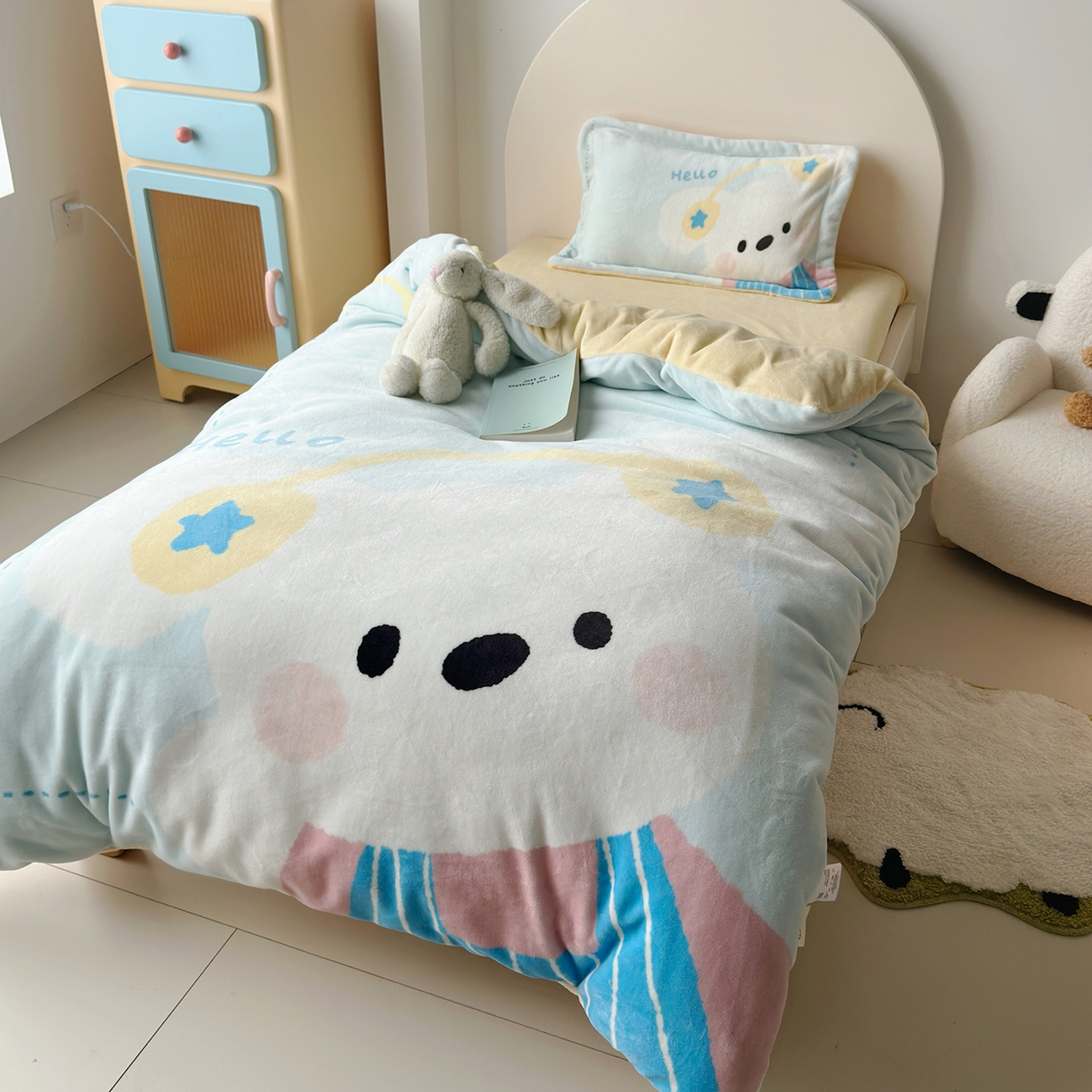 91家纺网 家纺一手货源 找家纺 荷马之梦 2025新款A类牛奶绒数码印花原创卡通大版儿童幼儿园被套三件套-萌宠系列 小狗布布