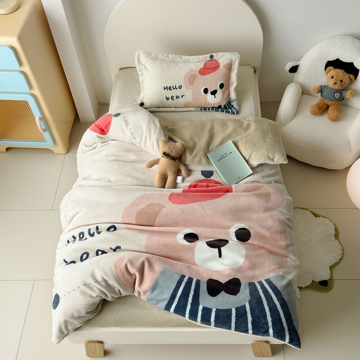 91家纺网 家纺一手货源 找家纺 荷马之梦 2025新款A类牛奶绒数码印花原创卡通大版儿童幼儿园被套三件套-萌宠系列 小熊卢卡