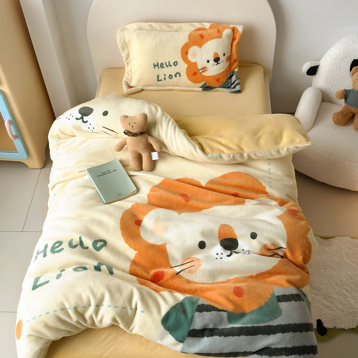 91家纺网 家纺一手货源 找家纺 荷马之梦 2025新款A类牛奶绒数码印花原创卡通大版儿童幼儿园被套三件套-萌宠系列 小狮子王