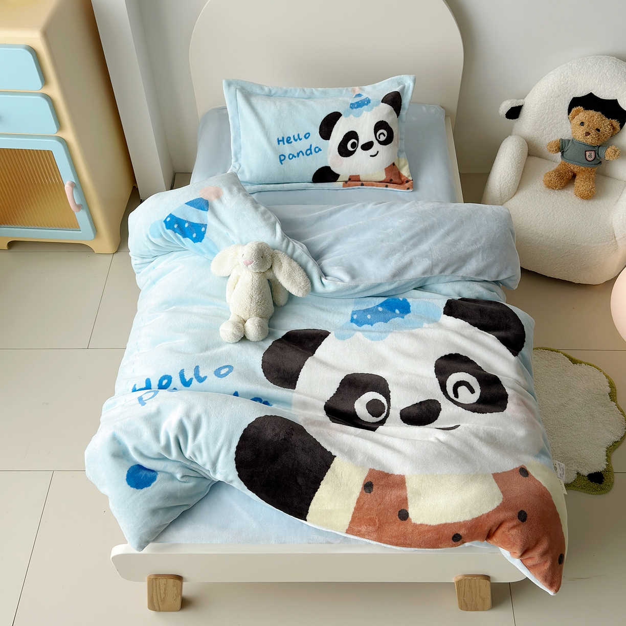 91家纺网 家纺一手货源 找家纺 荷马之梦 2025新款A类牛奶绒数码印花原创卡通大版儿童幼儿园被套三件套-萌宠系列 熊猫多多