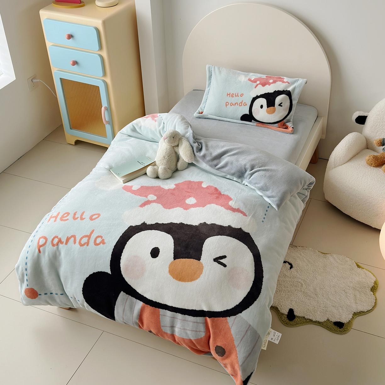 91家纺网 家纺一手货源 找家纺 荷马之梦 2025新款A类牛奶绒数码印花原创卡通大版儿童幼儿园被套三件套-萌宠系列 企鹅达达