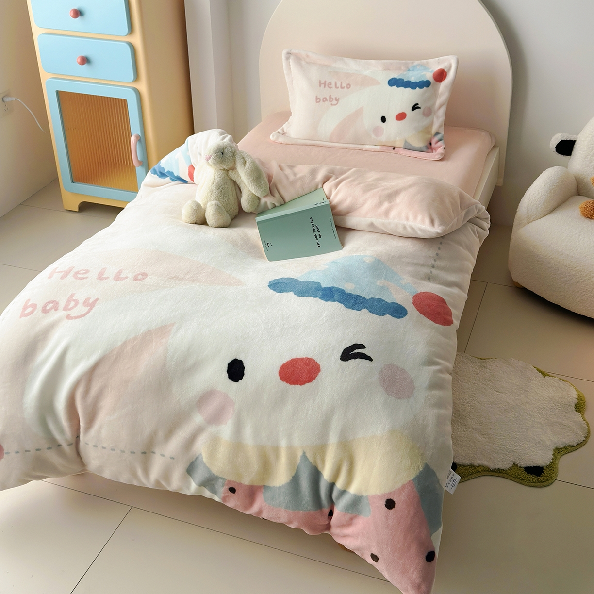 91家纺网 家纺一手货源 找家纺 荷马之梦 2025新款A类牛奶绒数码印花原创卡通大版儿童幼儿园被套三件套-萌宠系列 小兔贝贝