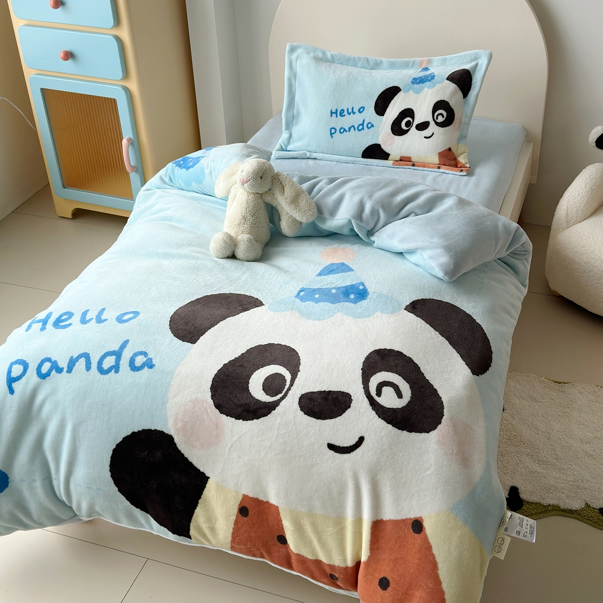 91家纺网 家纺一手货源 找家纺 荷马之梦 2025新款A类牛奶绒数码印花原创卡通大版儿童幼儿园被套三件套-萌宠系列 熊猫多多