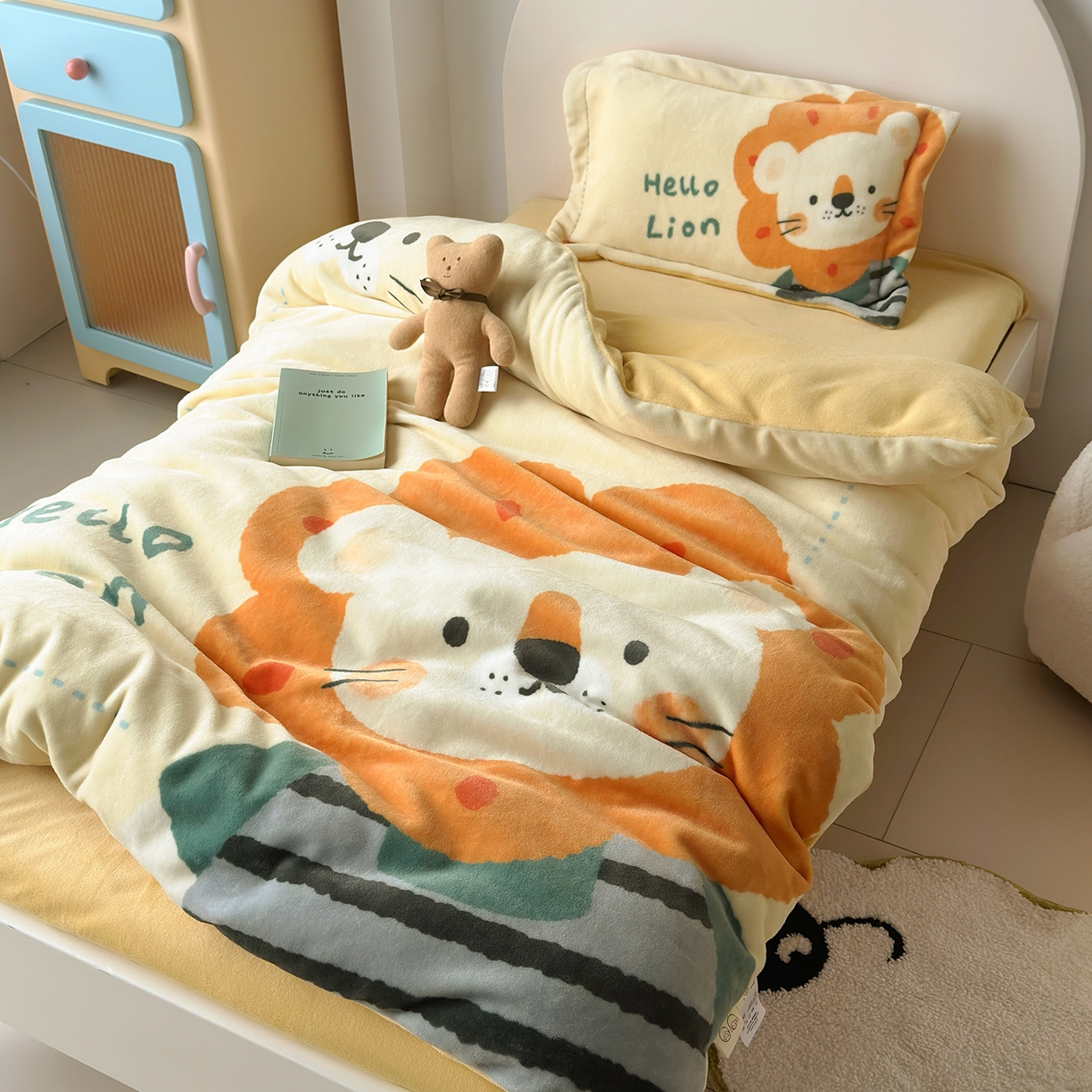 91家纺网 家纺一手货源 找家纺 荷马之梦 2025新款A类牛奶绒数码印花原创卡通大版儿童幼儿园被套三件套-萌宠系列 小狮子王