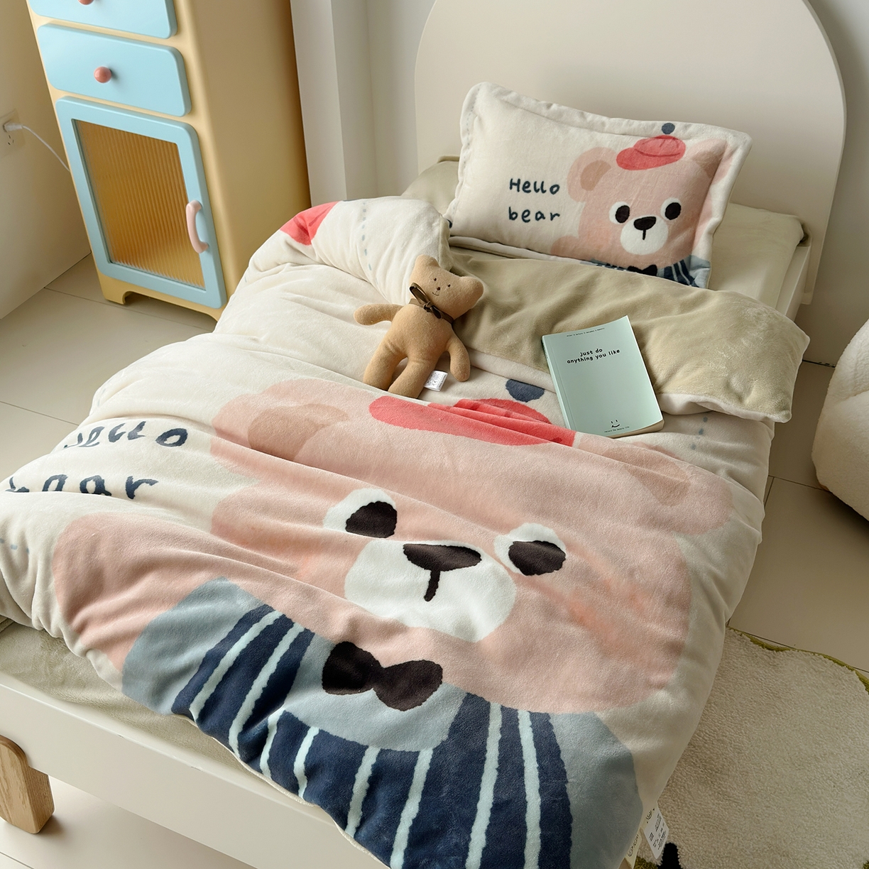 91家纺网 家纺一手货源 找家纺 荷马之梦 2025新款A类牛奶绒数码印花原创卡通大版儿童幼儿园被套三件套-萌宠系列 小熊卢卡