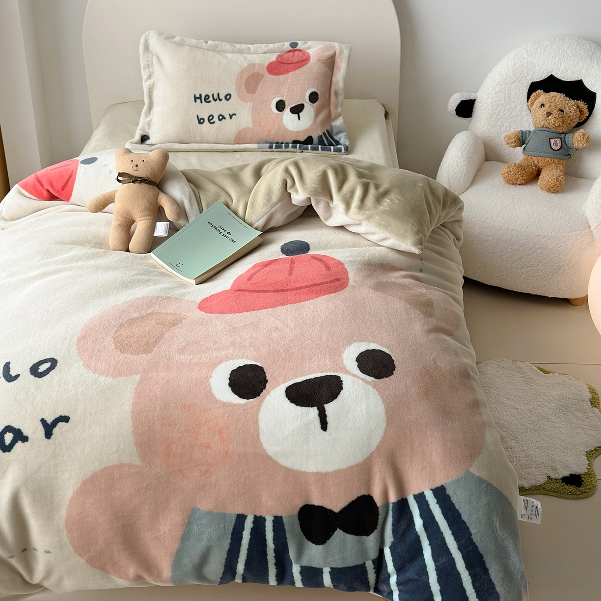 91家纺网 家纺一手货源 找家纺 荷马之梦 2025新款A类牛奶绒数码印花原创卡通大版儿童幼儿园被套三件套-萌宠系列 小熊卢卡