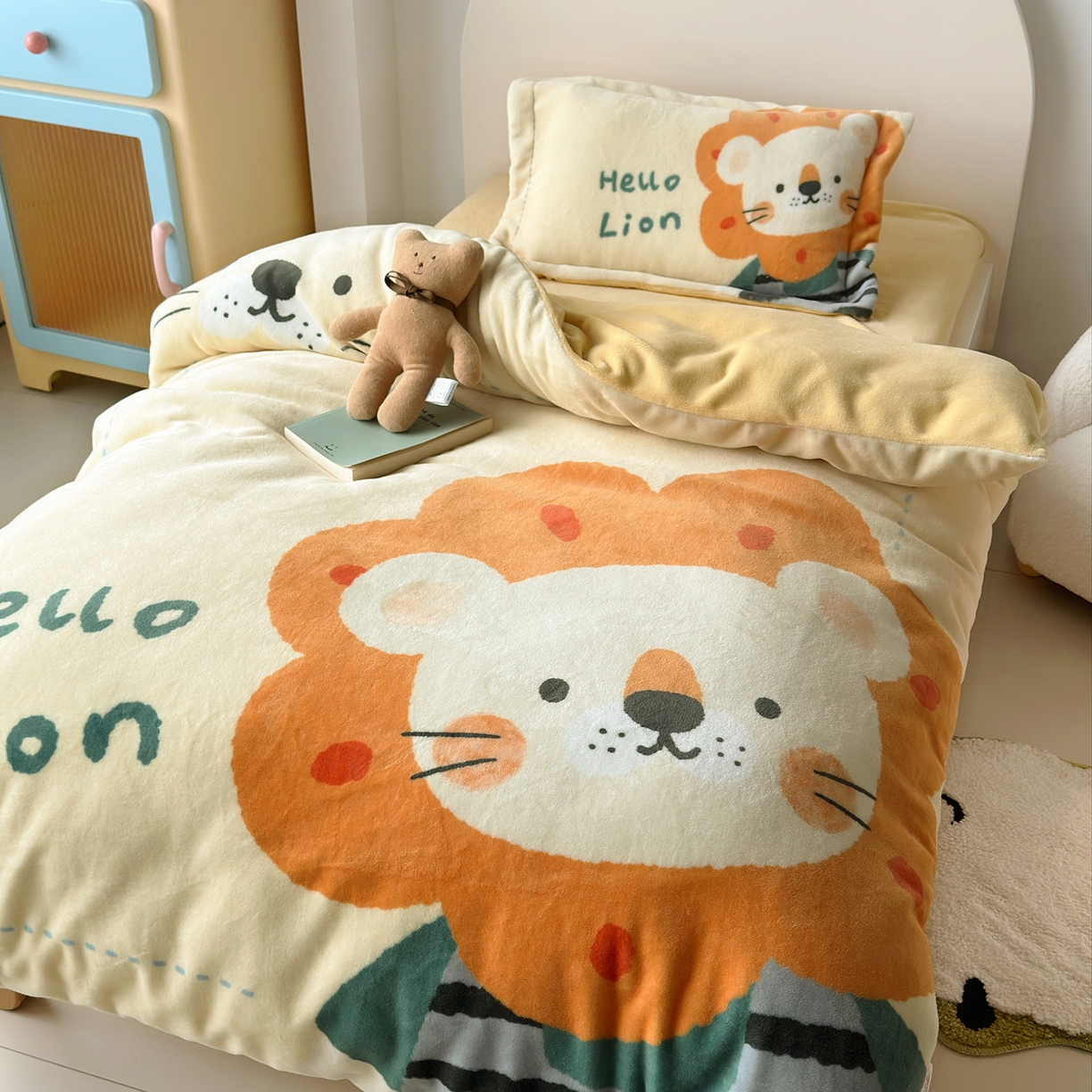 91家纺网 家纺一手货源 找家纺 荷马之梦 2025新款A类牛奶绒数码印花原创卡通大版儿童幼儿园被套三件套-萌宠系列 小狮子王