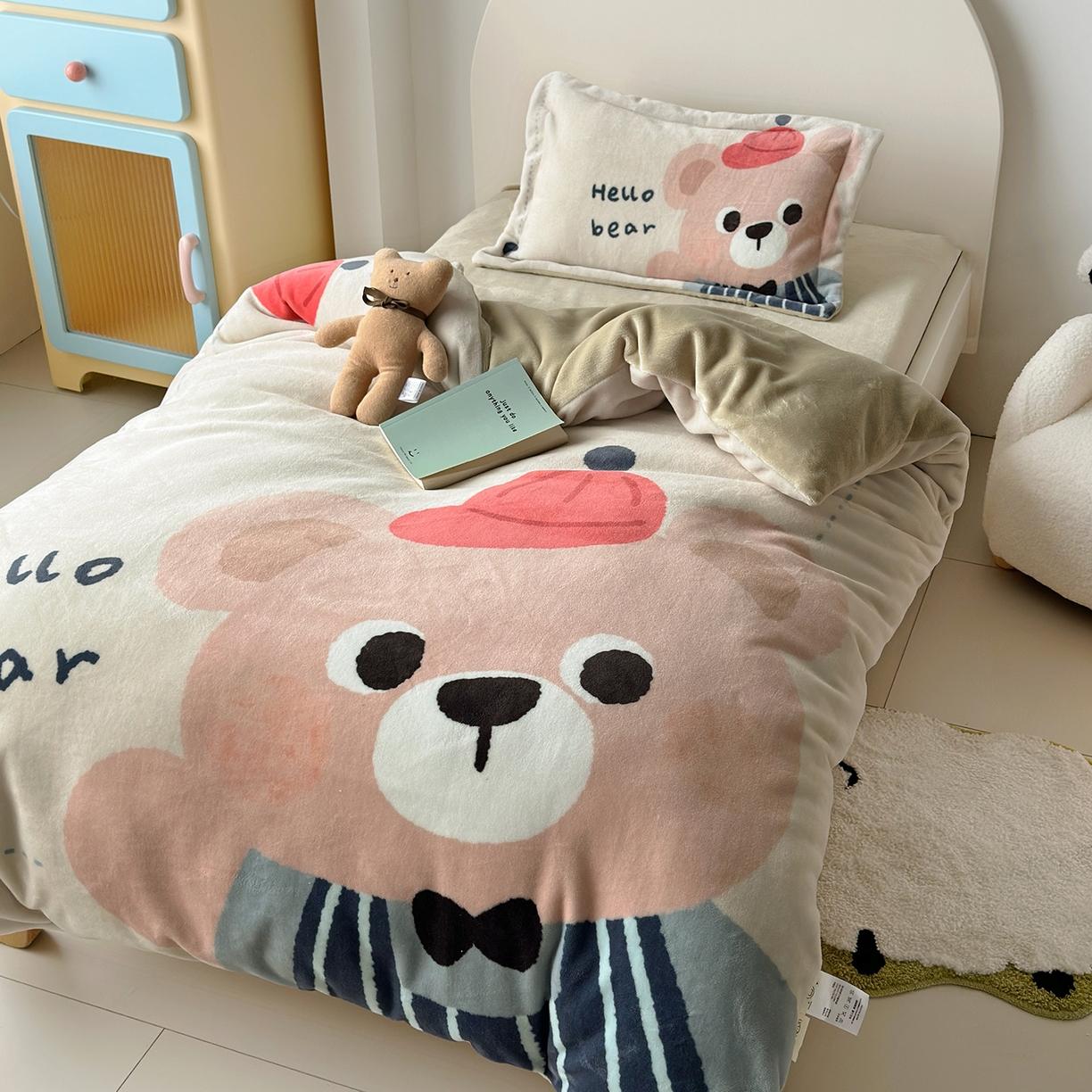 91家纺网 家纺一手货源 找家纺 荷马之梦 2025新款A类牛奶绒数码印花原创卡通大版儿童幼儿园被套三件套-萌宠系列 小熊卢卡