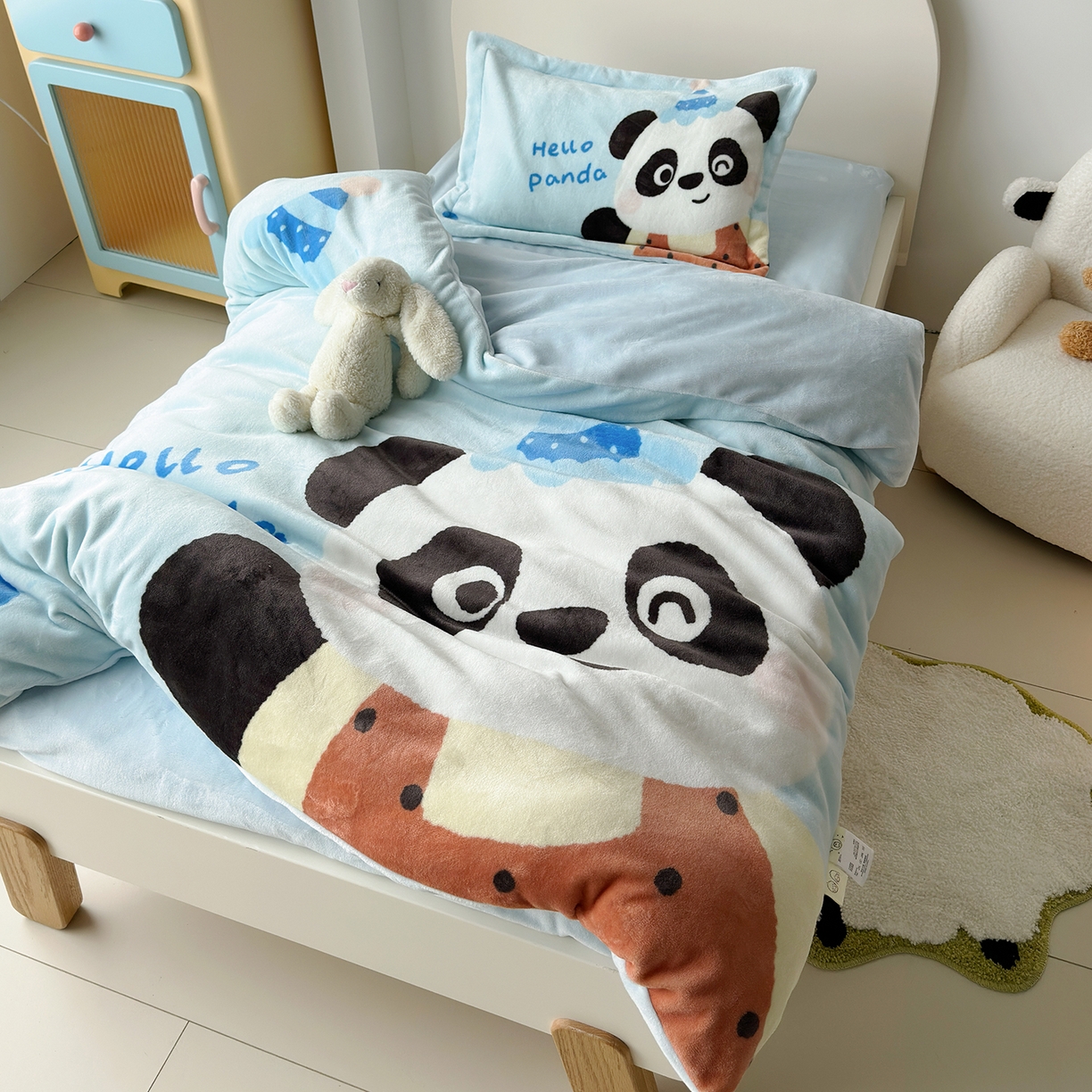 91家纺网 家纺一手货源 找家纺 荷马之梦 2025新款A类牛奶绒数码印花原创卡通大版儿童幼儿园被套三件套-萌宠系列 熊猫多多
