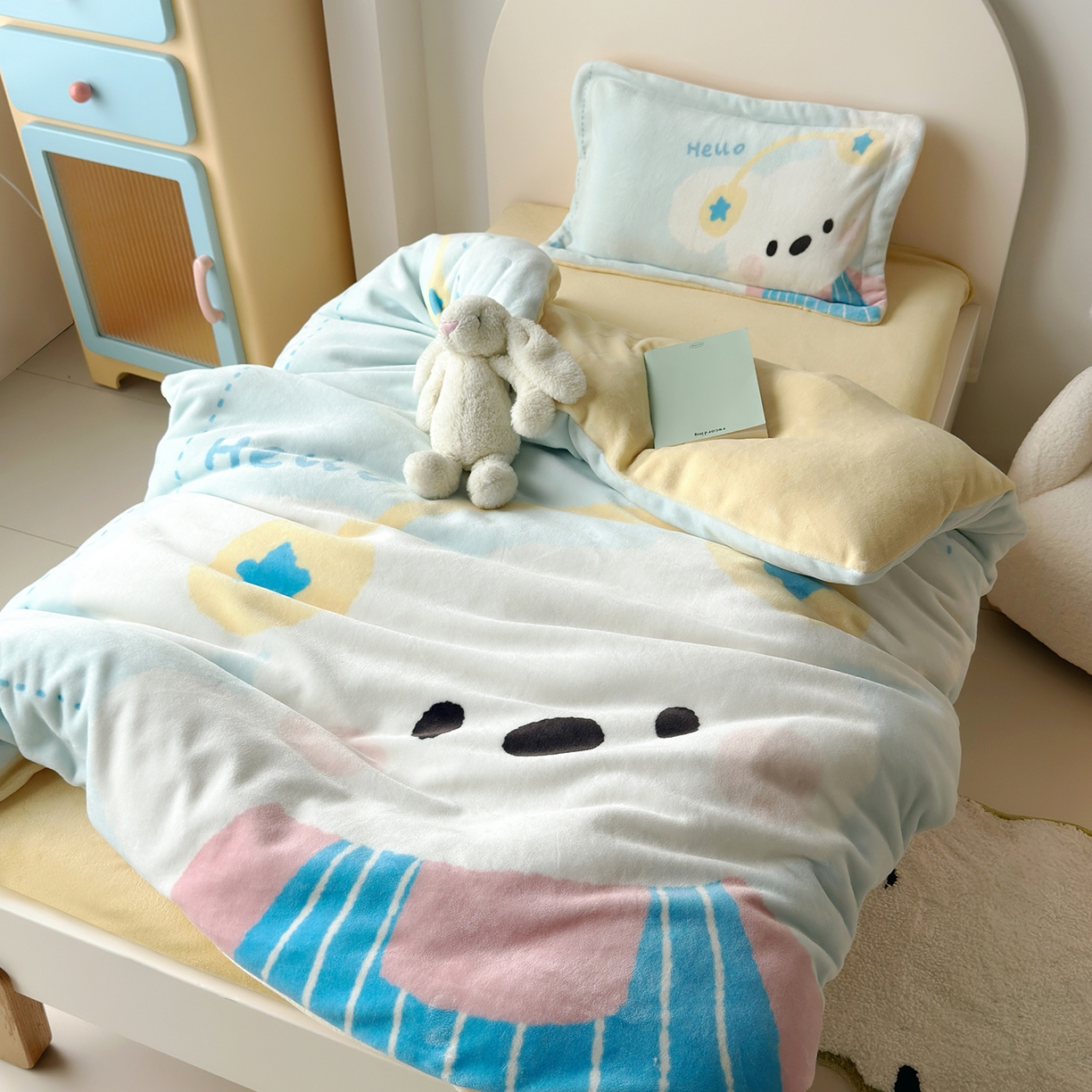 91家纺网 家纺一手货源 找家纺 荷马之梦 2025新款A类牛奶绒数码印花原创卡通大版儿童幼儿园被套三件套-萌宠系列 小狗布布