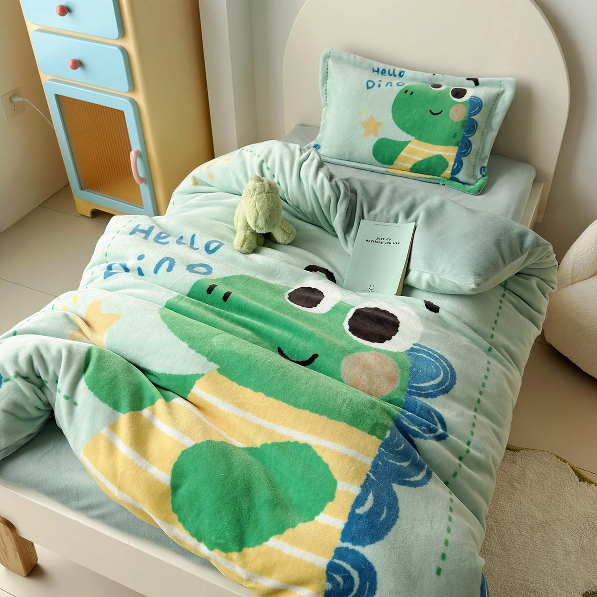91家纺网 家纺一手货源 找家纺 荷马之梦 2025新款A类牛奶绒数码印花原创卡通大版儿童幼儿园被套三件套-萌宠系列 恐龙哈尔