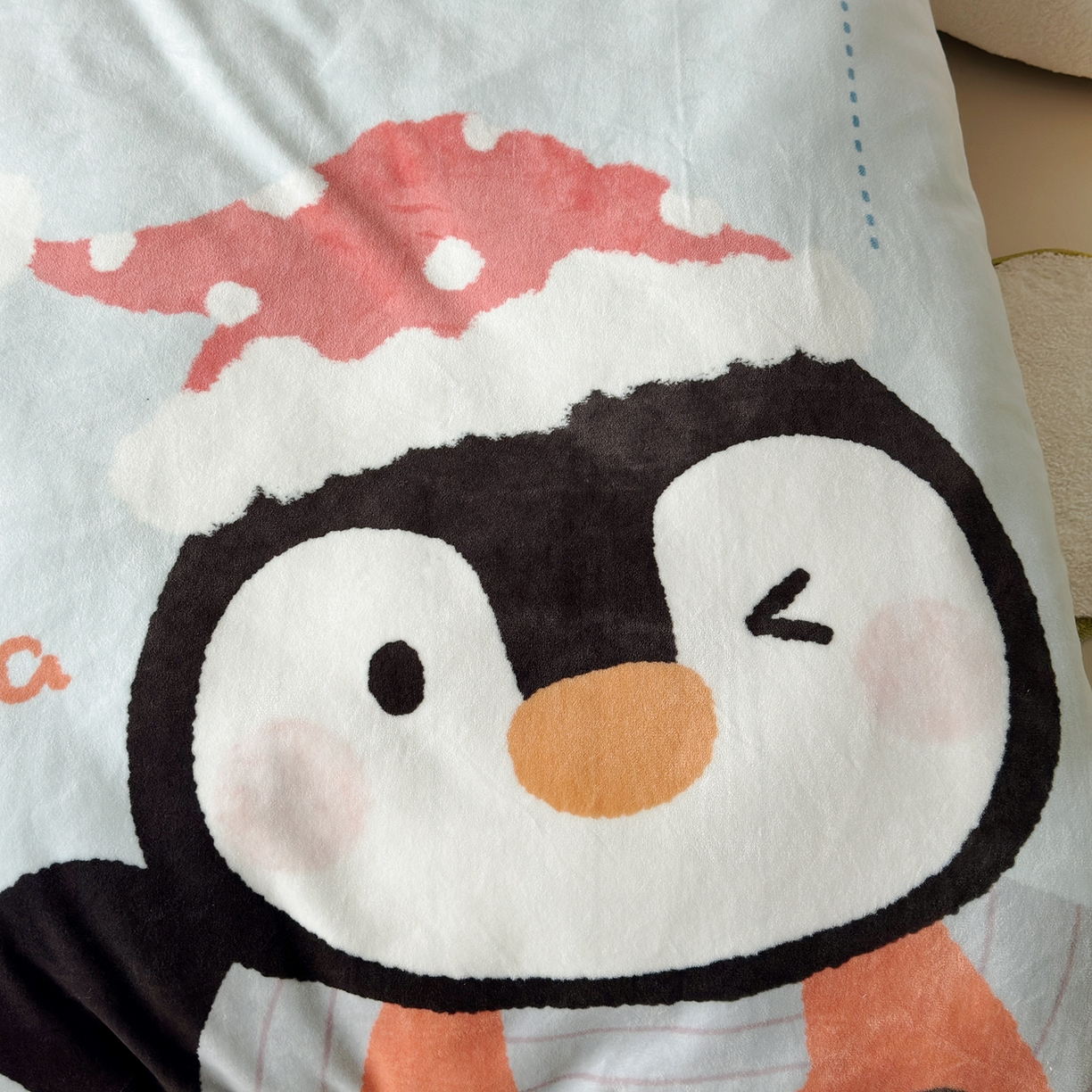 91家纺网 家纺一手货源 找家纺 荷马之梦 2025新款A类牛奶绒数码印花原创卡通大版儿童幼儿园被套三件套-萌宠系列 企鹅达达