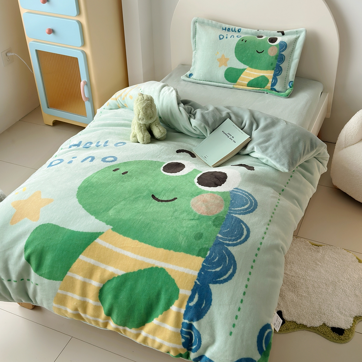 91家纺网 家纺一手货源 找家纺 荷马之梦 2025新款A类牛奶绒数码印花原创卡通大版儿童幼儿园被套三件套-萌宠系列 恐龙哈尔