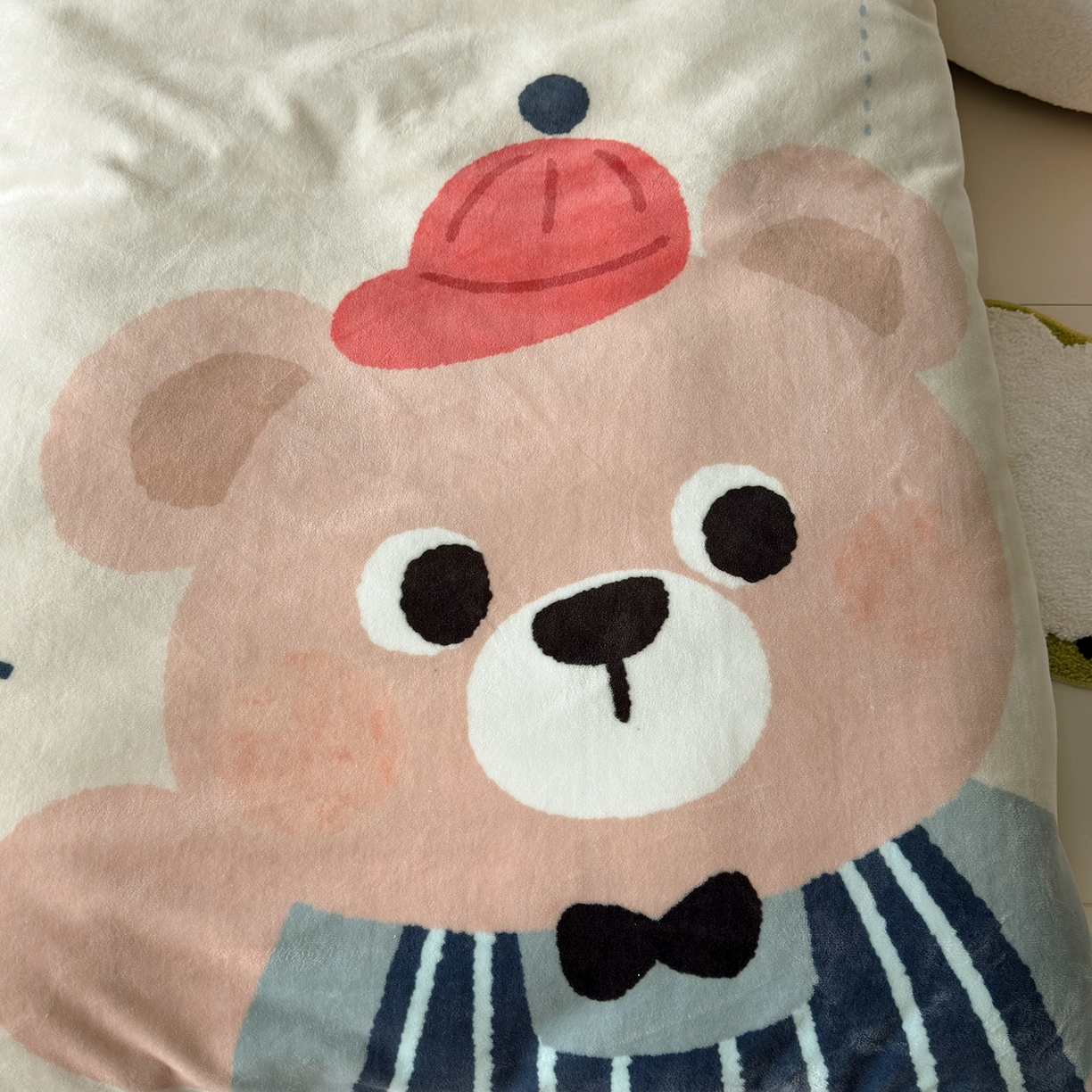 91家纺网 家纺一手货源 找家纺 荷马之梦 2025新款A类牛奶绒数码印花原创卡通大版儿童幼儿园被套三件套-萌宠系列 小熊卢卡