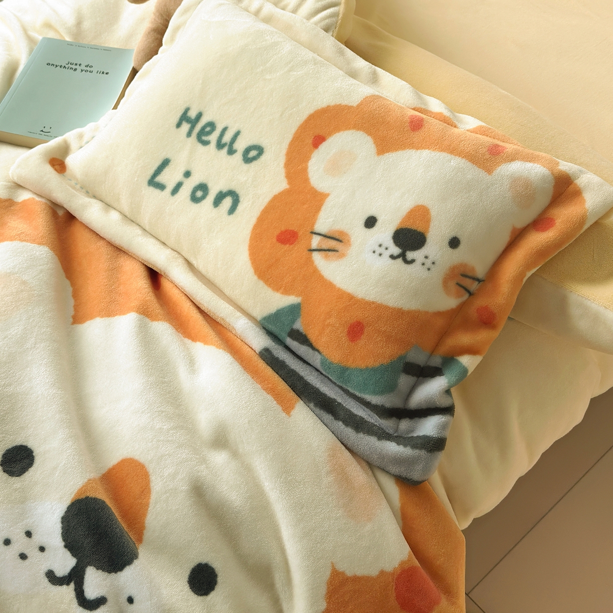 91家纺网 家纺一手货源 找家纺 荷马之梦 2025新款A类牛奶绒数码印花原创卡通大版儿童幼儿园被套三件套-萌宠系列 小狮子王