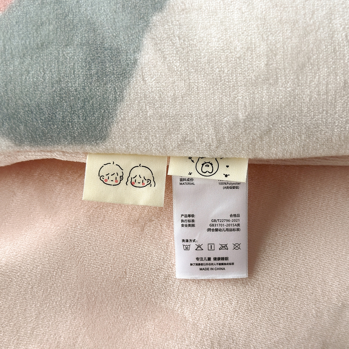 91家纺网 家纺一手货源 找家纺 荷马之梦 2025新款A类牛奶绒数码印花原创卡通大版儿童幼儿园被套三件套-萌宠系列 小兔贝贝
