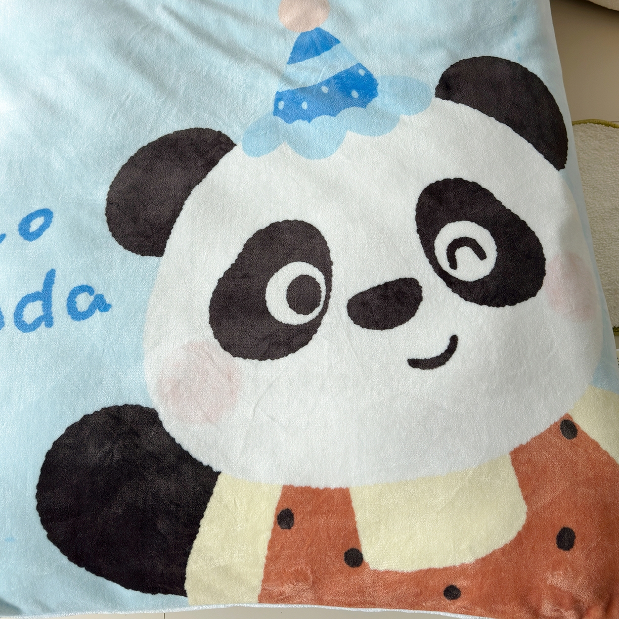 91家纺网 家纺一手货源 找家纺 荷马之梦 2025新款A类牛奶绒数码印花原创卡通大版儿童幼儿园被套三件套-萌宠系列 熊猫多多