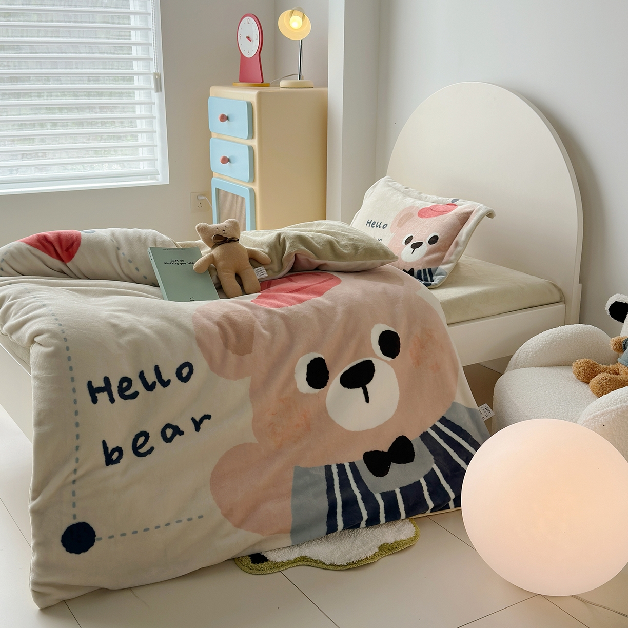 91家纺网 家纺一手货源 找家纺 荷马之梦 2025新款A类牛奶绒数码印花原创卡通大版儿童幼儿园被套三件套-萌宠系列 小熊卢卡