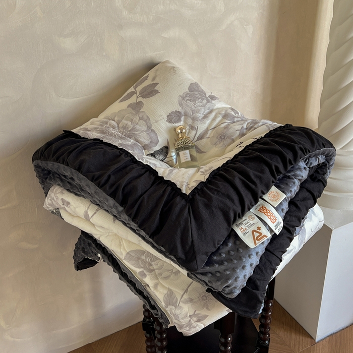 91家纺网 家纺一手货源 找家纺 （总）Mata蔓塔家 2025新款侘寂风泡芙花边豆豆被被子被芯冬被春秋被牛奶绒豆豆被