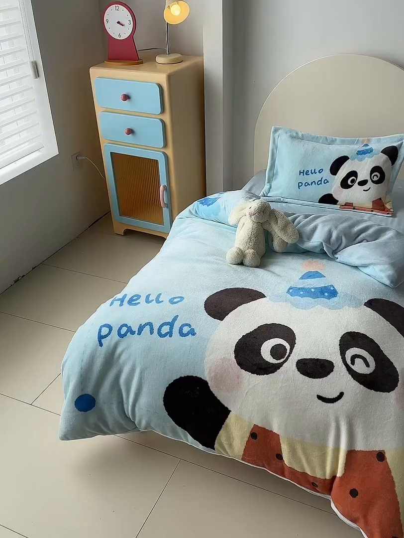 91家纺网 家纺一手货源 找家纺 荷马之梦 2025新款A类牛奶绒数码印花原创卡通大版儿童幼儿园被套三件套-萌宠系列 熊猫多多