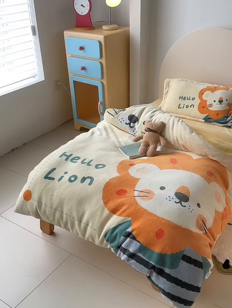 91家纺网 家纺一手货源 找家纺 荷马之梦 2025新款A类牛奶绒数码印花原创卡通大版儿童幼儿园被套三件套-萌宠系列 小狮子王