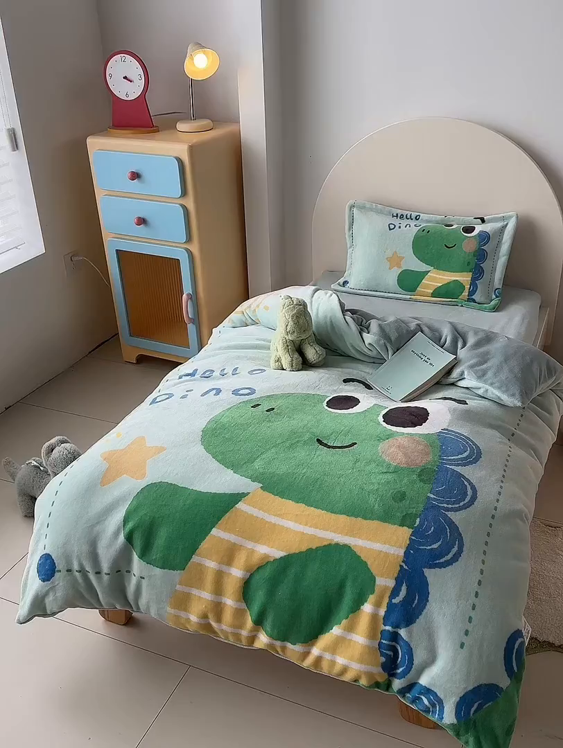 91家纺网 家纺一手货源 找家纺 荷马之梦 2025新款A类牛奶绒数码印花原创卡通大版儿童幼儿园被套三件套-萌宠系列 恐龙哈尔