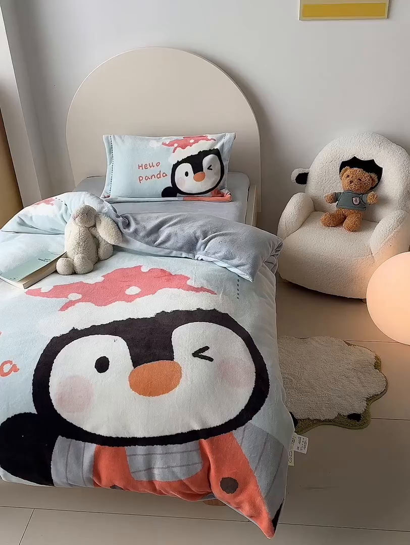 91家纺网 家纺一手货源 找家纺 荷马之梦 2025新款A类牛奶绒数码印花原创卡通大版儿童幼儿园被套三件套-萌宠系列 企鹅达达